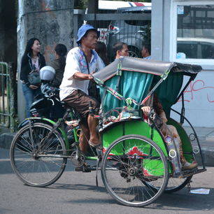 Per fietstaxi rondrijden door Bogor
