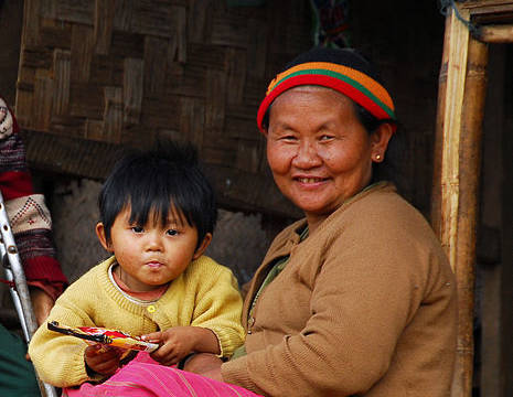 Myanmar-Kalaw-bevolking-omaenkindje(8)