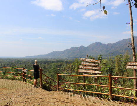 Van Verre medewerkster Lisanne geniet van het uitzicht even nabij de Borobudur