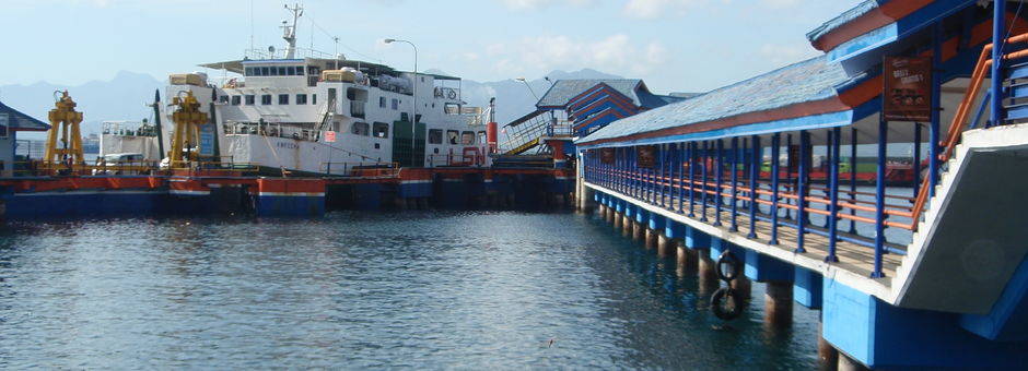 Ferry's in Indonesië om van eiland naar eiland te reizen.