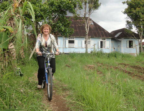 Medewerkster Emmy op de fiets in Bukittinggi