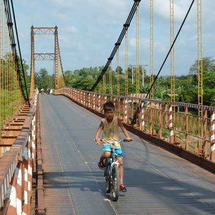 Vietnam-Kon-Tum-jongetje-fiets