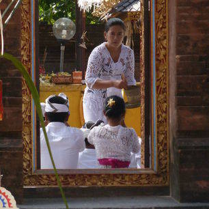 Bloemen worden geofferd in een tempel op Bali