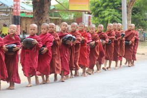 De jonge Monniken wachten op de laatste maaltijd van de dag, Bagan, Myanmar