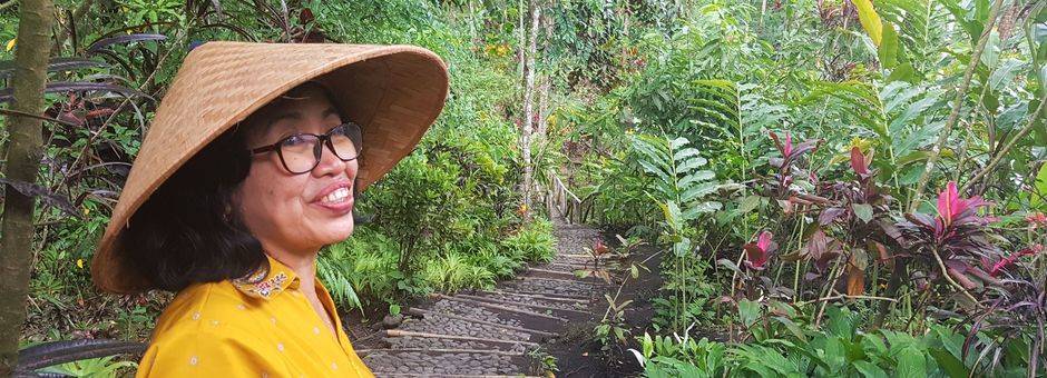 Een glimlacht in de tuinen van Kalibaru, Java