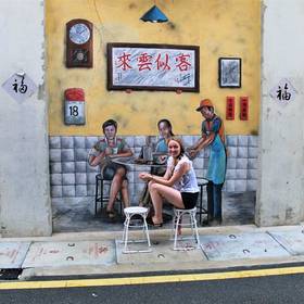 Melany bij de street art café in Ipoh