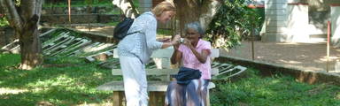 Bezoek aan bejaarde wezen op Sri Lanka