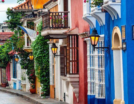 Colombia-Cartagena-kleurrijke-straat_1_482138