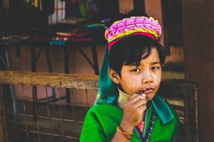 Een meisje uit de langnekstam in Loikaw