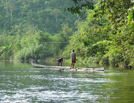 Kalimantan-Loksado-op een vlot over de rivier