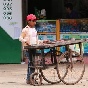 Cambodja-Kratie-jongenverkoopt(8)