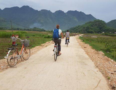 Medewerker Gionne tijdens een fietstocht in Mai Chau