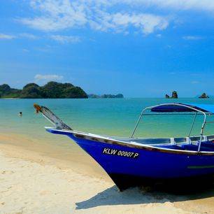 Maleisie_langkawi-blauwe-boot-op-strand