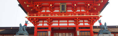 De opvallende rode kleuren van een tempel in Kyoto in Japan