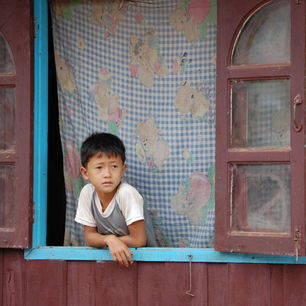 Laos-VangVieng-jongenuitraam