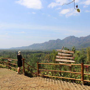 Van Verre medewerkster Lisanne geniet van het uitzicht even nabij de Borobudur