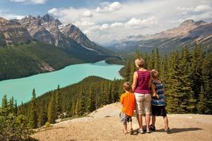 Canada-Peyto-Lake-Family
