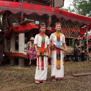 Sulawesi-Torajaland-vrouwen in traditionele kleding_1