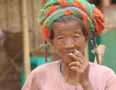 Myanmar-inelake-rokendemevrouw(8)