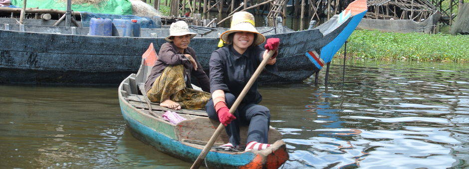 Cambodja-SiemReap-vrouweninbootje(13)