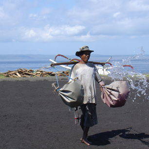 Indonesie-Bali-Lovina-waterdrager