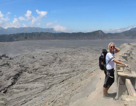 Van Verre medewerkster Lisanne rust even uit onderweg naar de krater, Java