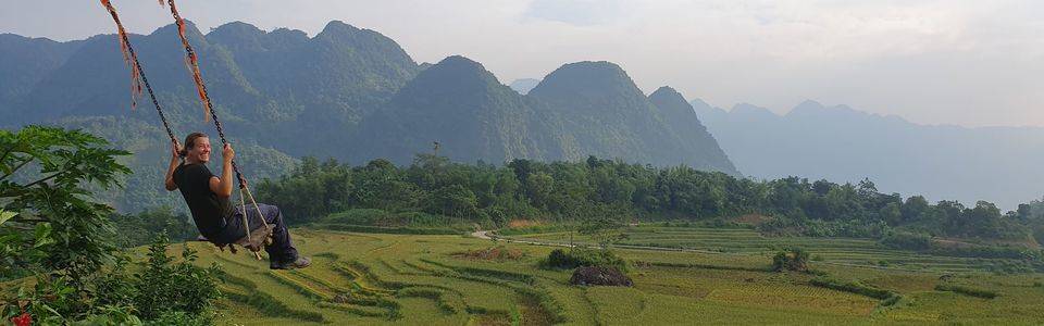 Gionne op de schommel in Noord-Vietnam