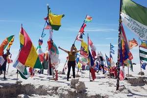 Tussen de kleurige vlaggen in Uyuni - Bolivia
