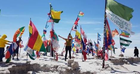 Tussen de kleurige vlaggen in Uyuni - Bolivia