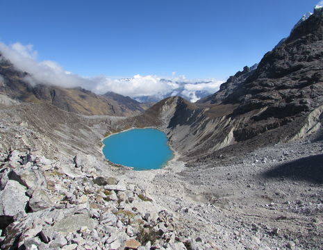Onderweg komt u de Blue Lagoon tegen tijdens de Salkantay Trail in Peru