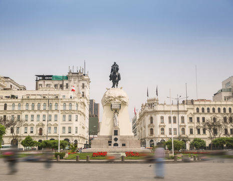 Standbeeld-op-Plaza-San-Martin-Lima(3)