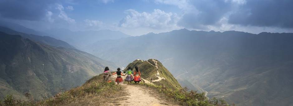 Lokale Thai-kinderen hand in hand op een hoge berg in Ha Giang