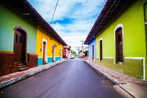 Vrolijke gekleurde huizen in Leon