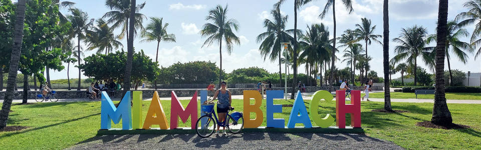 Lara bij het Miami Beach sign in Florida