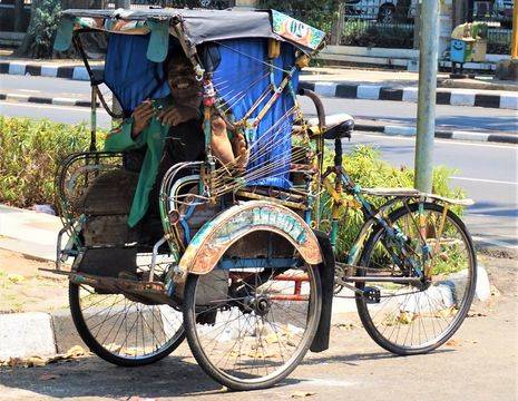 Een gekleurde fietstaxi in Bandung, Java