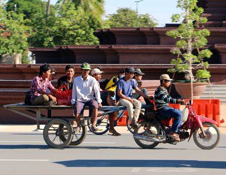 Cambodja-Phnom-Penh-locals-brommer_1_479899