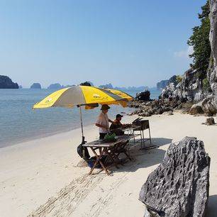 Vietnam-Halong-Bay-strand-locals