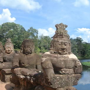 Cambodja-SiemReap-brugmetbeelden(3)