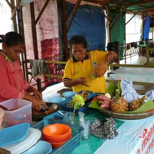 Indonesie-Molukken-2vrouwen-eetkraampje(8)