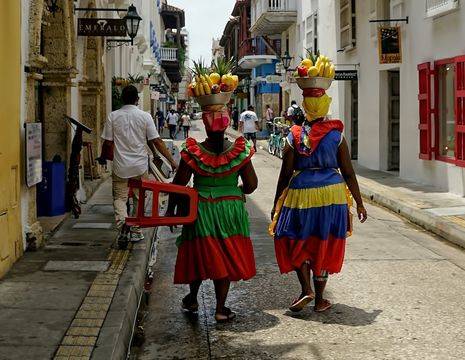 Colombia-Cartagena-locals-gekleurde-jurken_1_485229