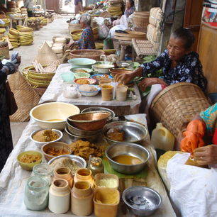 Jogyakarta-marktverkoop-tijdensfietstocht