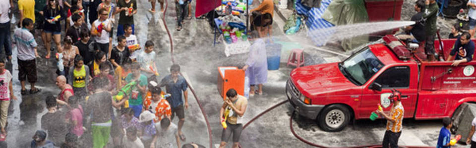 Gooien met water tijdens Songkran