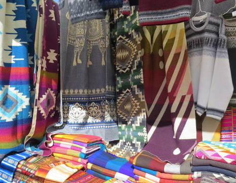 Ecuador-Otavalo-kleurrijke-kleden_1_551768