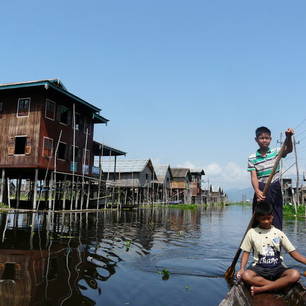 Myanmar-Inle Lake-huizen met kids(8)