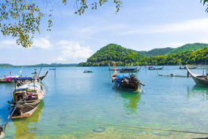 Boten aan de kust van Koh Yao Yai in Thailand