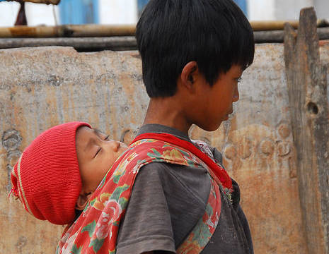 Myanmar-Kalaw-jongetje met baby(8)