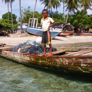 Indonesie-Molukken-Seram-vissersboot-jongen(8)