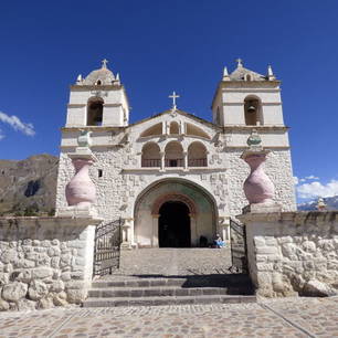 Kerk-in-de-hoogte-van-Colca-Canyon(10)