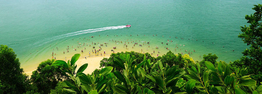 Ontspan op een strandje met zicht op de karstgebergten van Halong Bay, Vietnam