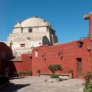 Roodkleurig-gebouw-in-Arequipa(10)